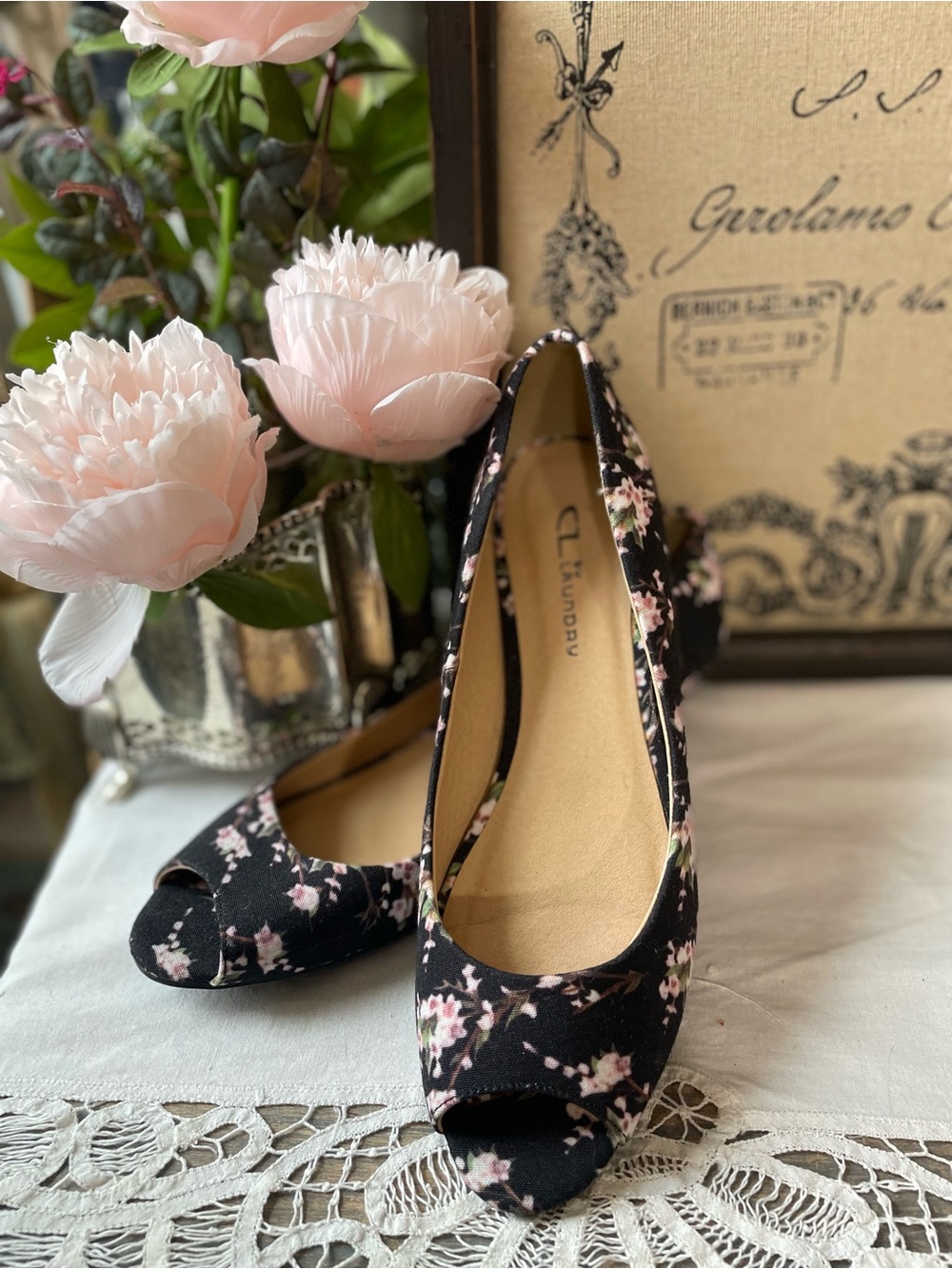 Black Floral low heel peep toe sandals 8.5